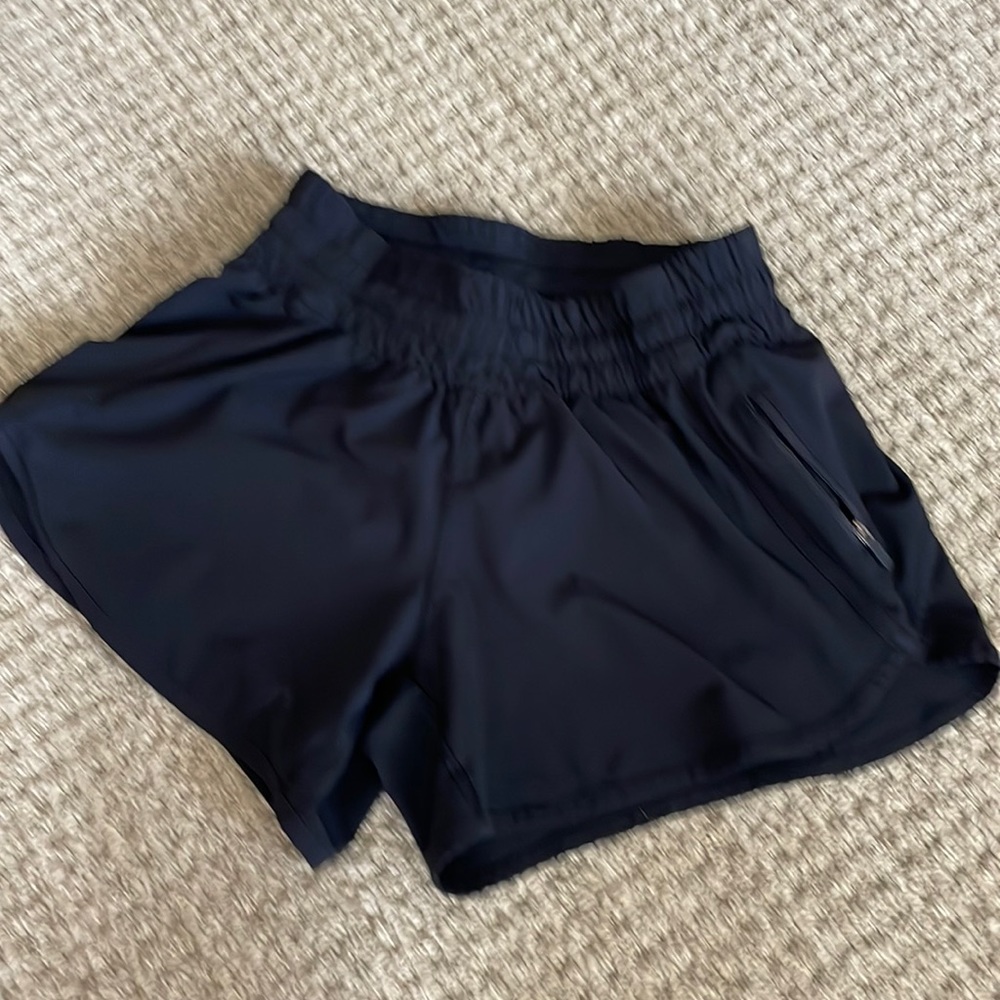 Lululemon Women Black Elastic Waist 3” Tracker Short, size 6